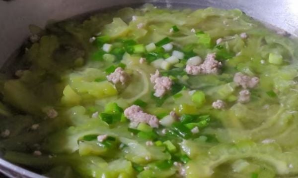 Cách nấu canh khổ qua thịt băm không đắng, thanh mát cơ thể