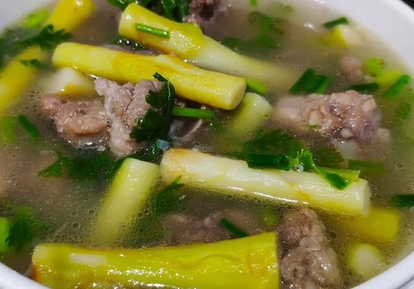 Làm canh ngó khoai nấu sườn bổ dưỡng, chuẩn vị miền quê