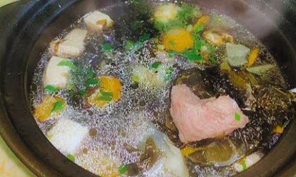 Cách nấu canh rong biển sườn heo bổ dưỡng, không bị tanh