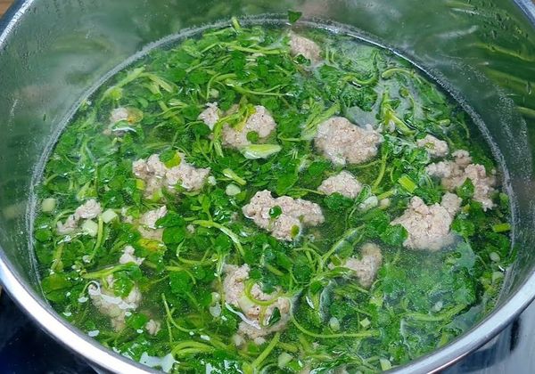 Cách nấu canh xà lách xoong thịt băm thanh ngọt dễ làm