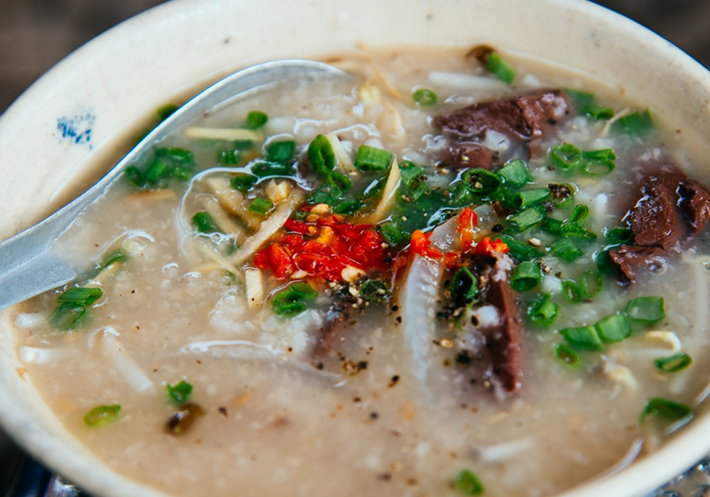 Cách làm cháo huyết thịt băm sánh mịn giàu sắt bữa sáng