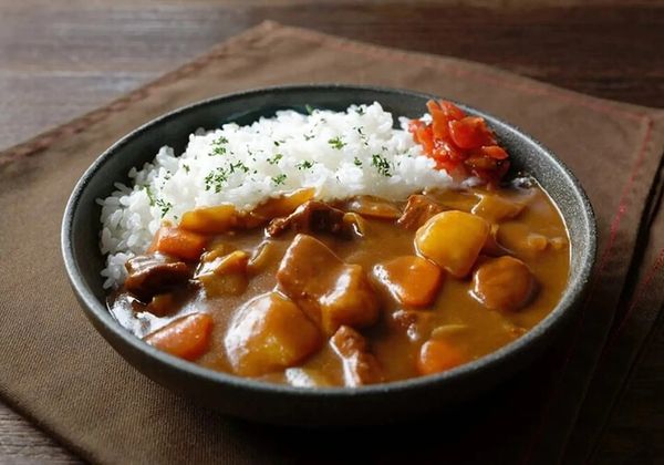 Cách làm cơm cà ri Nhật thịt băm sánh thơm, ấm bụng cho bữa tối