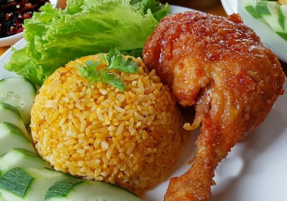 Cách làm cơm gà chiên mắm tỏi đậm đà, thơm lừng khó cưỡng