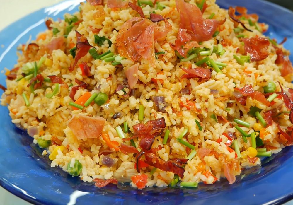 Cách làm cơm gà chiên xé thập cẩm ngon lạ, đầy đủ dưỡng chất