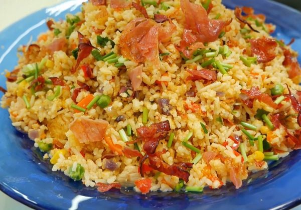 Cách làm cơm gà chiên xé thập cẩm ngon lạ, đầy đủ dưỡng chất