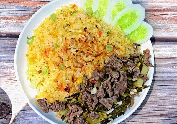 Cách làm cơm rang dưa bò đậm đà chống ngán cho ngày bận