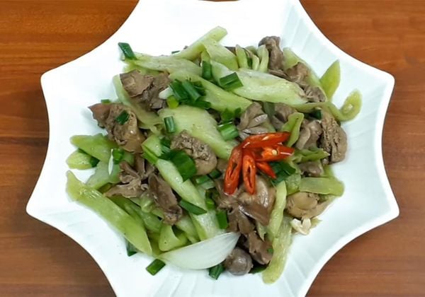 2 cách làm xào dọc mùng xào thịt bò và xào lòng gà