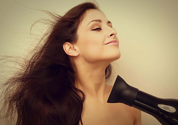 Dùng máy sấy nhiều có tốt không? Bật mí cách hạn chế hư tổn