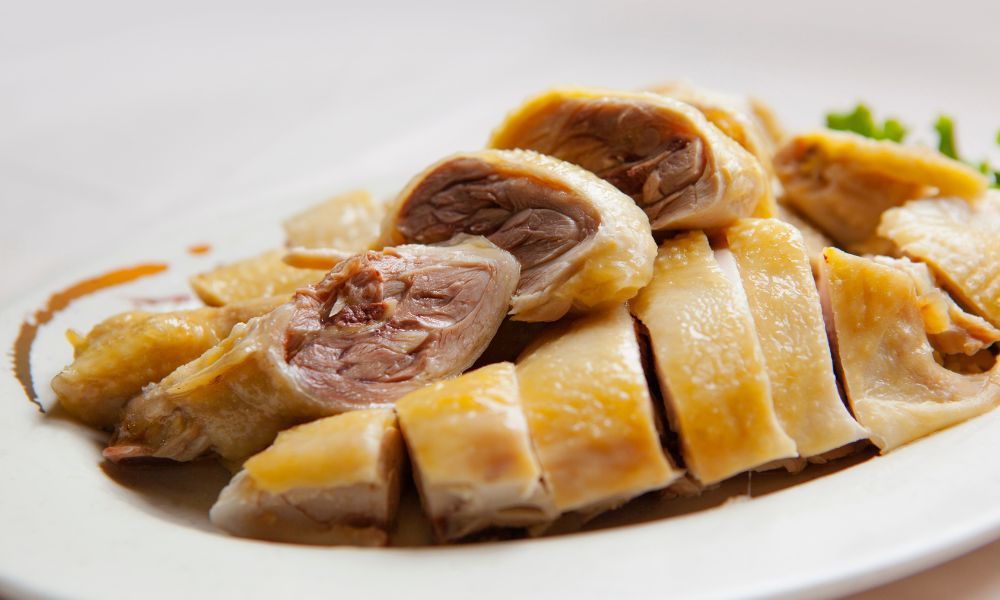 Cách làm gà hấp lá chanh mềm ngon, dậy mùi thơm hấp dẫn