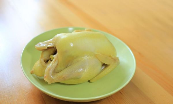 Hướng dẫn làm gà hấp muối hột đơn giản, giữ vị ngọt