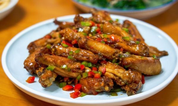 2 Cách làm gà kho hành phi và hành lá đơn giản, thơm ngon