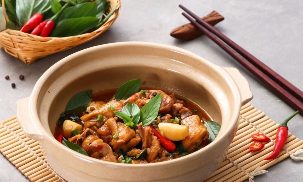 Cách làm gà kho lá quế thơm ngon đậm vị đãi cả nhà
