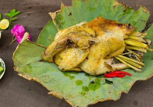Làm gà nướng lá sen thơm ngọt gói trọn tinh hoa ẩm thực Việt