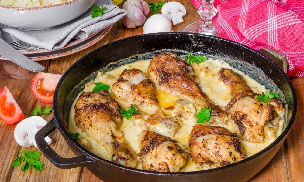 Cách làm gà quay chảo sốt hành tăm vàng giòn, đậm đà