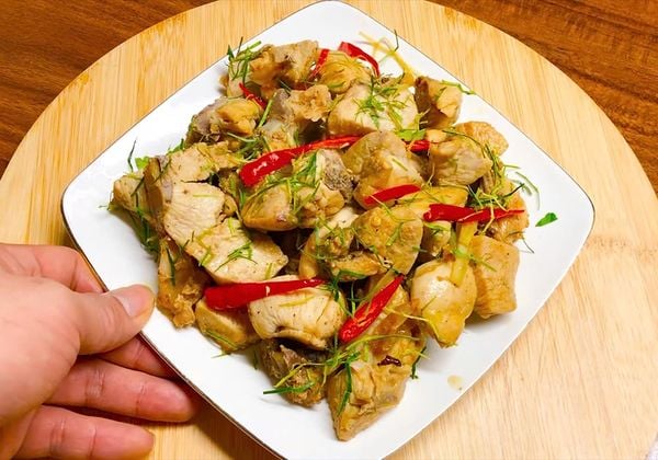 Cách làm gà rang lá chanh thơm nức mũi, đậm đà khó quên