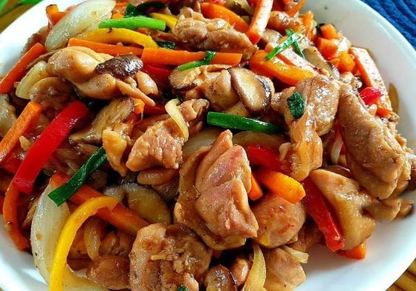 Cách làm món gà xào lăn cho mâm cơm thêm phần đặc sắc