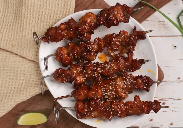 Làm gà xiên que nướng mềm thơm cho tiệc nướng ngoài trời