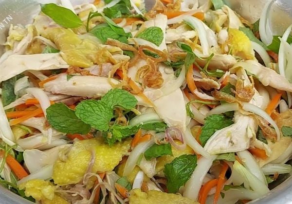 Cách trộn gỏi gà hành tây cà rốt thơm giòn đẹp mắt