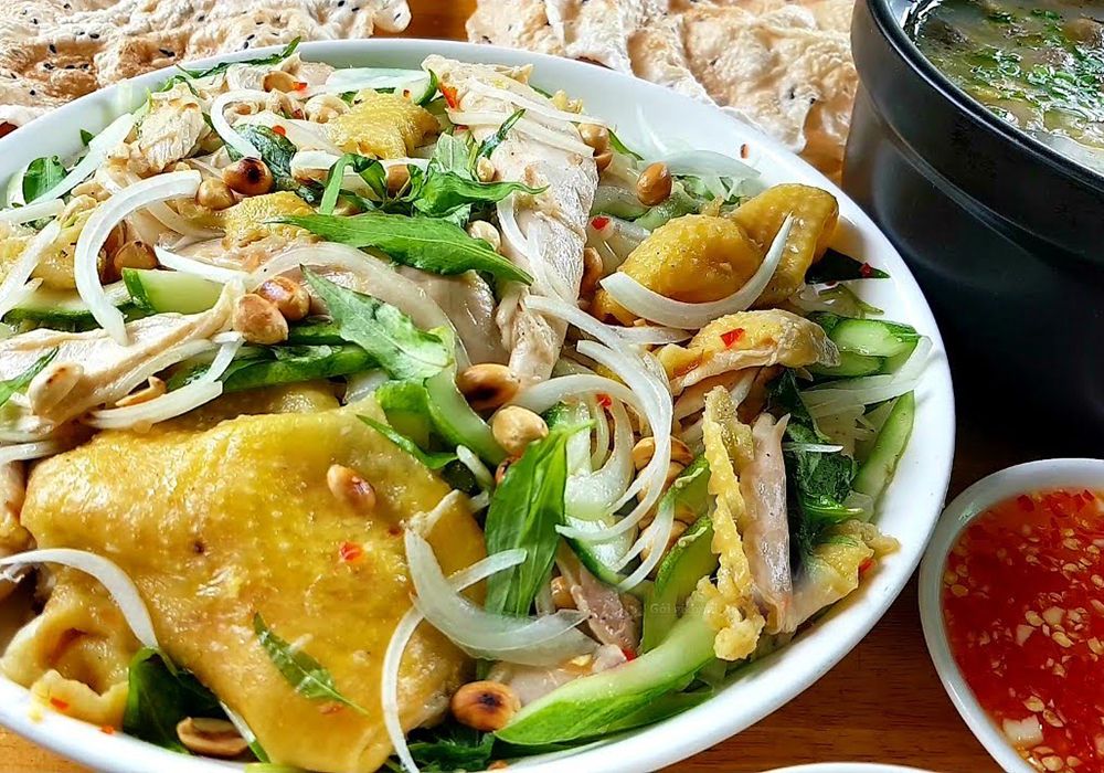 Làm gỏi gà hành tây dưa leo giòn thơm thanh mát