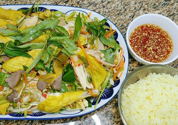 Cách trộn gỏi gà rau muống giòn mát dễ làm tại nhà