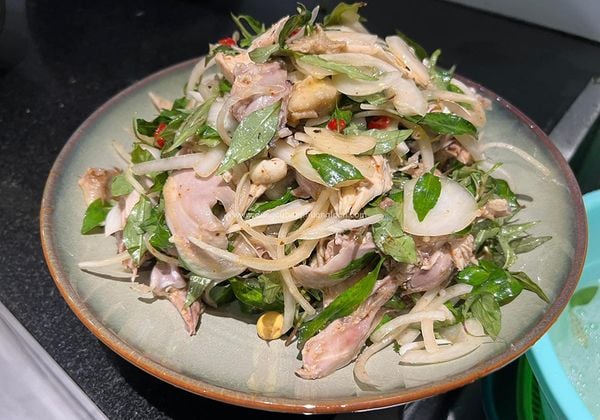 Cách làm gỏi gà rau răm hành tây giòn thơm hấp dẫn