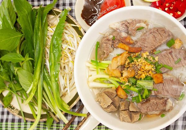 Cách nấu hủ tiếu bò viên nóng hổi nước dùng trong thơm ngọt