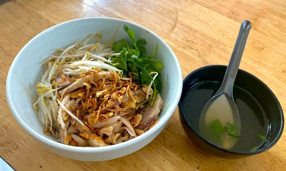 4 Cách làm phở gà trộn nước sốt đậm đà, dễ thực hiện