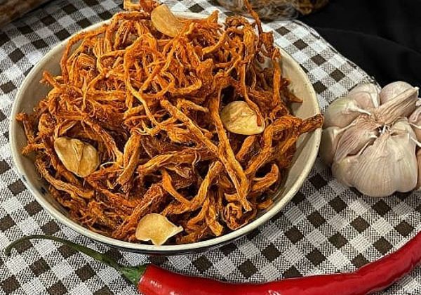 Cách làm thịt heo khô xé sợi cay thơm, ăn là ghiền