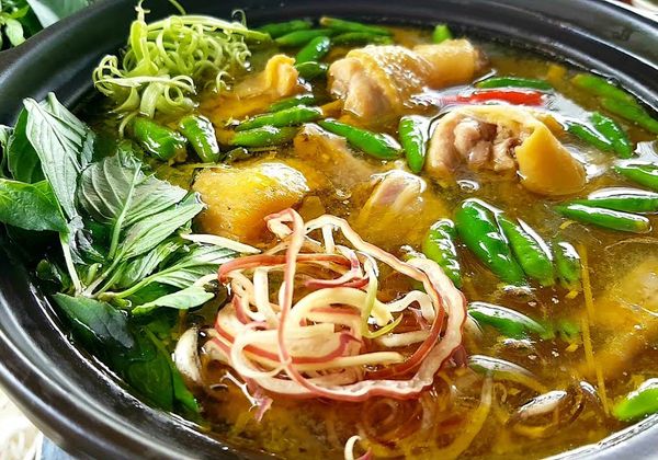 Cách nấu lẩu gà chanh ớt và lá quế đơn giản đậm đà