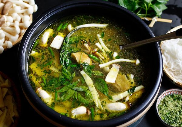 Cách nấu lẩu gà lá é thơm ngon, chuẩn vị Phú Yên