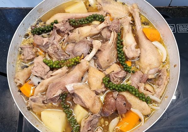 Hướng dẫn nấu lẩu gà tiêu xanh cay thơm dễ ăn