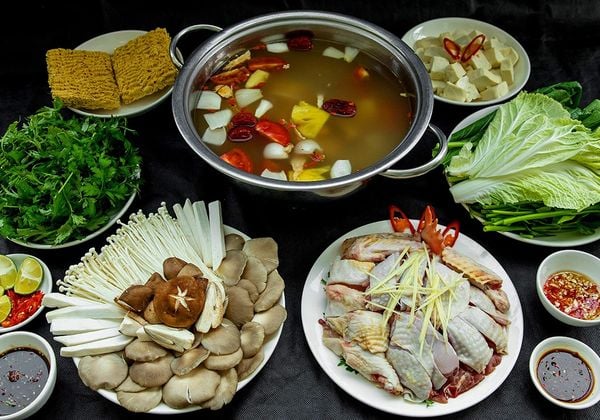 Hướng dẫn làm lẩu gà ngải cứu tốt cho sức khỏe cả nhà