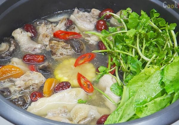 Hướng dẫn nấu lẩu gà nước dừa béo thơm tại nhà