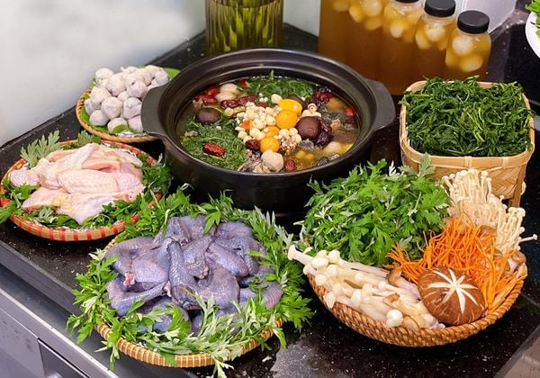 Cách nấu lẩu gà tiềm thuốc bắc bổ dưỡng dễ làm tại nhà