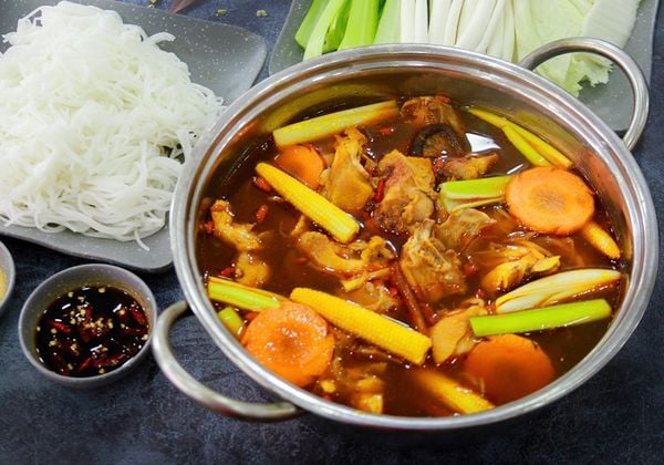 Hướng dẫn làm lẩu gà Tứ Xuyên cay nồng đậm đà đúng điệu