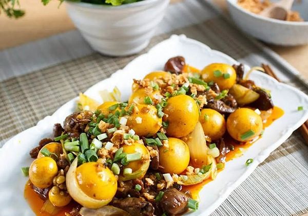 Cách làm lòng gà trứng non cháy tỏi ngon đúng điệu