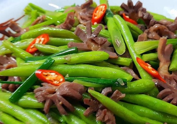 2 cách xào lòng gà với đậu que và sả ớt cực hấp dẫn