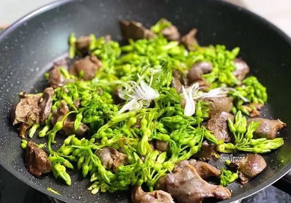 Cách làm lòng gà xào hoa thiên lý dân dã mà bổ dưỡng
