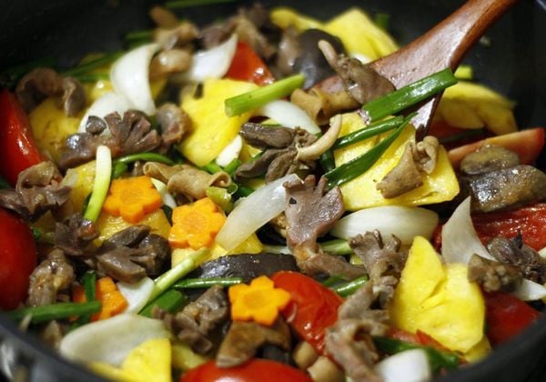 Lòng mề gà xào dứa, xào bắp non và ớt Tứ Xuyên