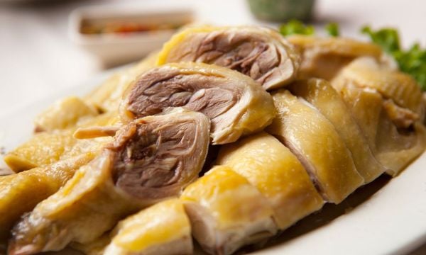 Cách luộc gà không cần nước vẫn mềm, da vàng, ngon chuẩn