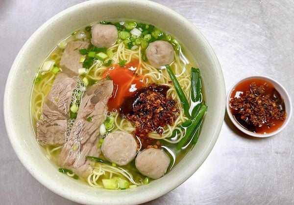 ách nấu mì bò viên đơn giản cho bữa ăn nhanh gọn