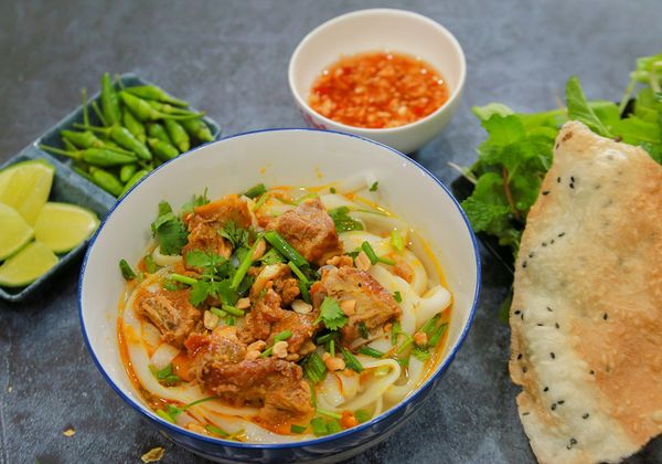 Cách nấu mì Quảng sườn non ngon chuẩn miền Trung