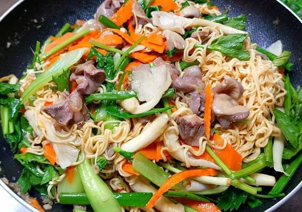 Cách làm mì xào gà đậm đà hấp dẫn như nhà hàng