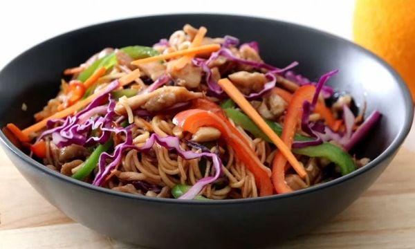 Cách làm mì xào gà chua cay thơm ngon ăn không lo ngấy