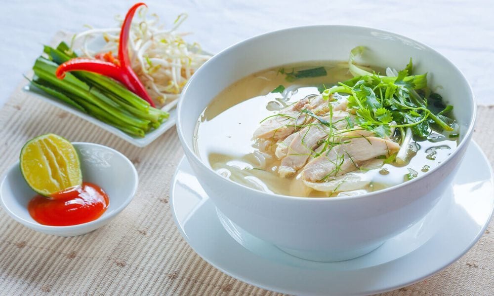 2 cách nấu hủ tiếu gà thơm ngon cho bữa sáng no bụng