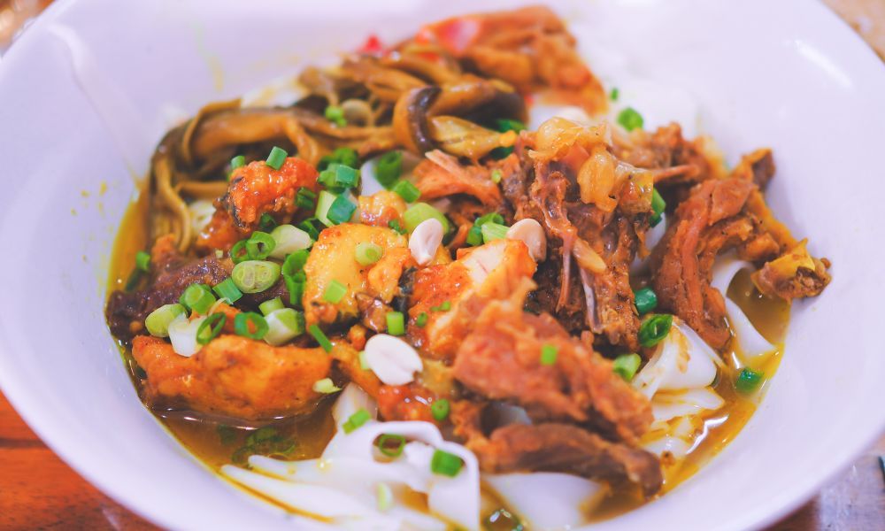 Hướng dẫn nấu mì Quảng gà Đà Nẵng thơm ngon, đúng chuẩn
