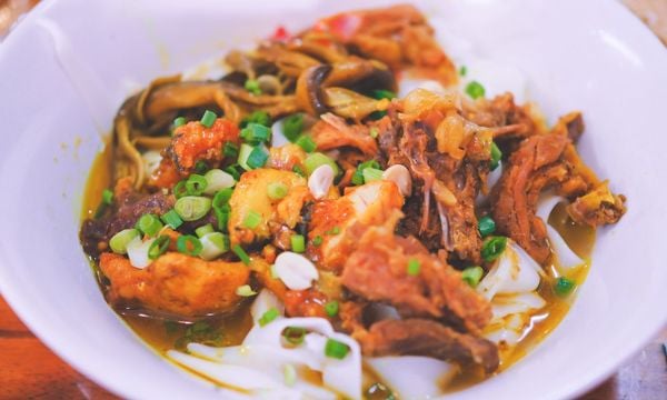 Hướng dẫn nấu mì Quảng gà Đà Nẵng thơm ngon, đúng chuẩn