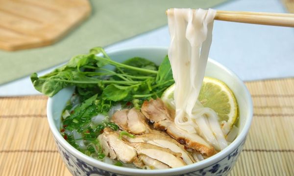 Cách nấu phở gà ngon chuẩn vị, nước dùng trong ngọt đậm đà