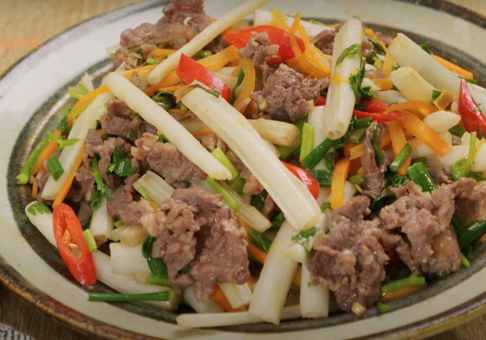 Hướng dẫn làm ngó sen xào thịt bò giòn sật ngon miệng