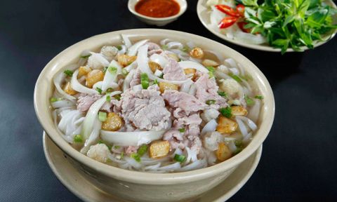 Hướng dẫn nấu phở bò tái lăn tại nhà thơm ngon, hấp dẫn